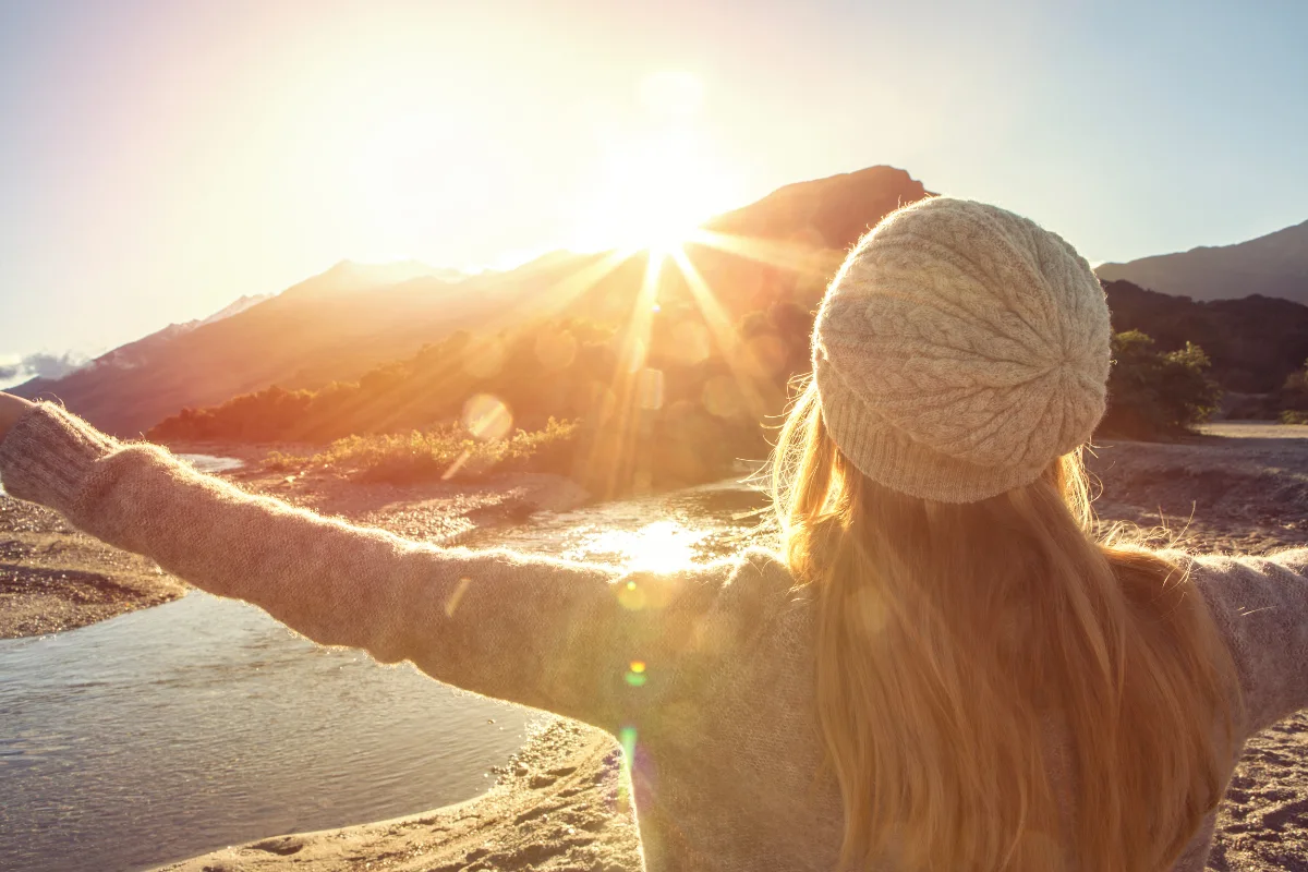 Person in der Natur bei Sonnenlicht – Gesundheitsförderung