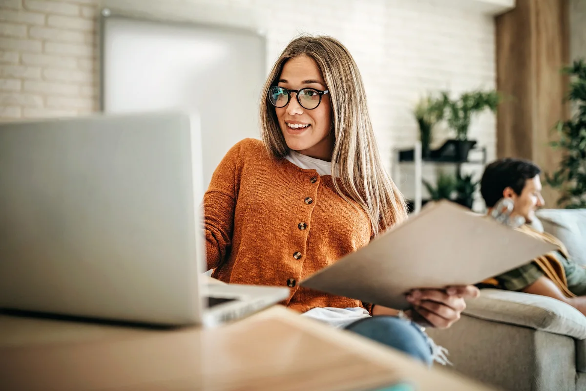 Frau beim Arbeiten am Laptop – Online-Workshops